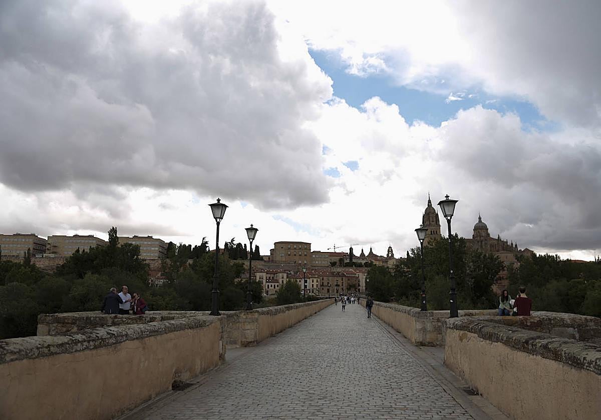 Salamanca bajo el cielo nublado en una jornada pasada.