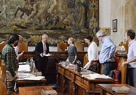 El rector saluda a los defeonsores universitarios.