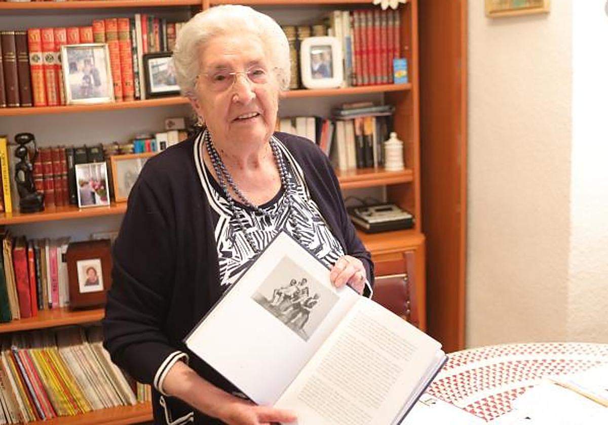 Virtudes Hernández, muestra un libro en su domicilio.