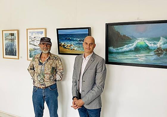 El artista salmantino Lázaro Hernández Becerro (izda). junto al concejal de Turismo, Juan Carlos Bueno.