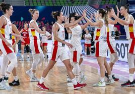 Las jugadoras de España se felicitan durante el partido ante Alemania.
