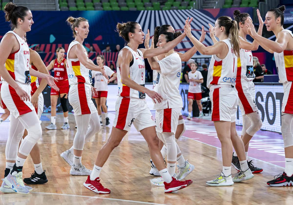 Las jugadoras de España se felicitan durante el partido ante Alemania.