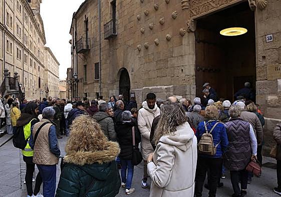 Varios turistas, junto a la Casa de las Conchas.