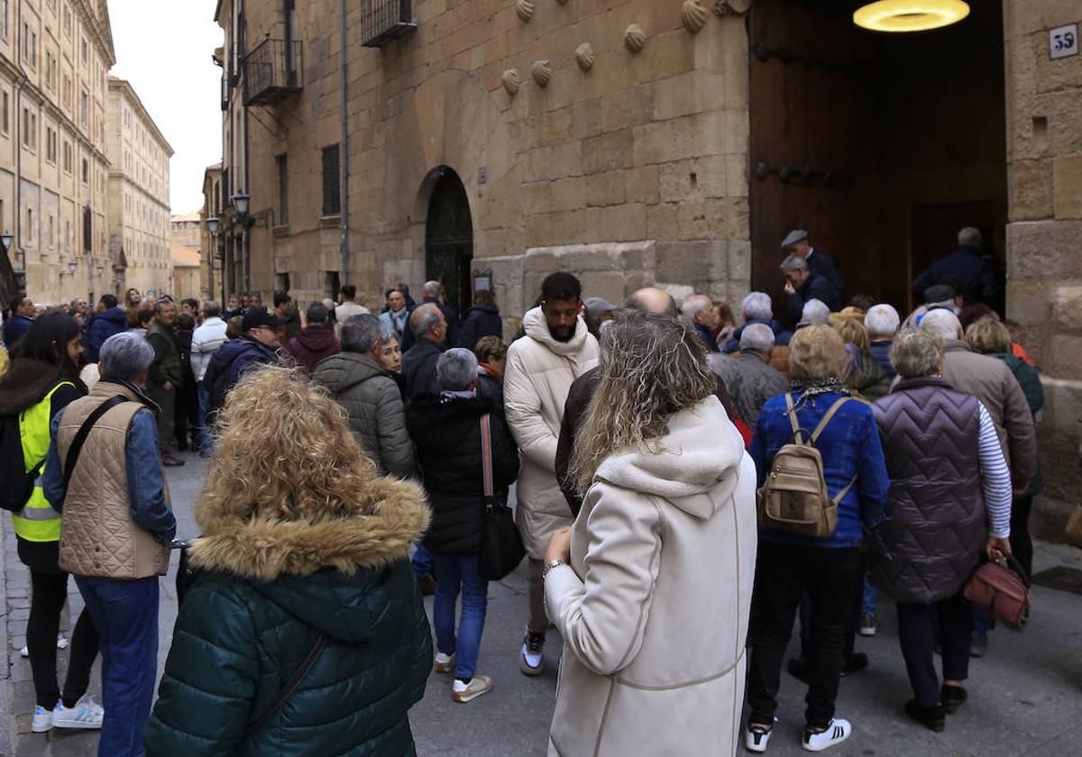 Varios turistas, junto a la Casa de las Conchas.