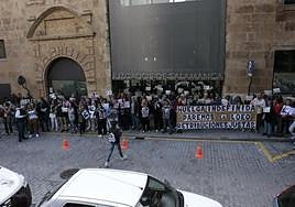 Protesta a las puertas del edificio de los juzgados en la Plaza de Colón de Salamanca.