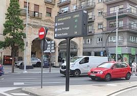 Información de plazas libres en parking en una pantalla de tráfico.