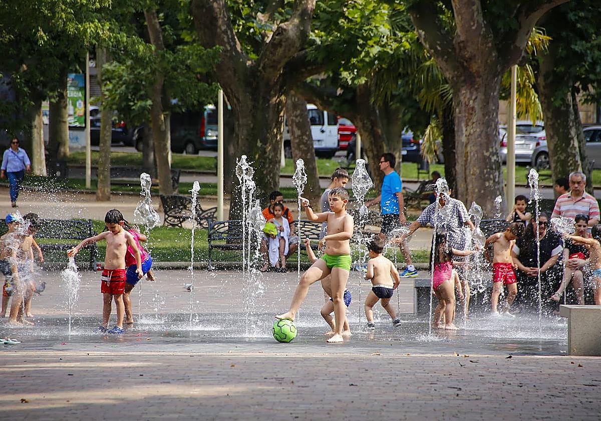 Un grupo de niños se refresca en La Alamedilla.
