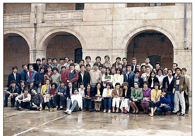 Foto de hace 40 años cuando terminaron los estudios.
