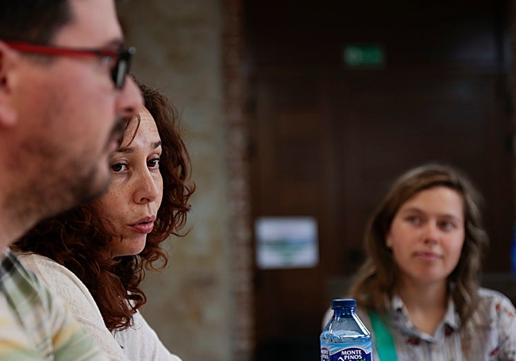 Imagen principal - El ambiente de la asociación es familiar y optimista, con mucha complicidad entre los socios y los pequeños.