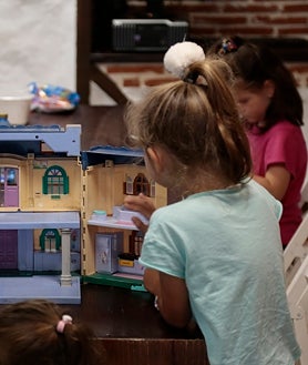 Imagen secundaria 2 - El ambiente de la asociación es familiar y optimista, con mucha complicidad entre los socios y los pequeños.