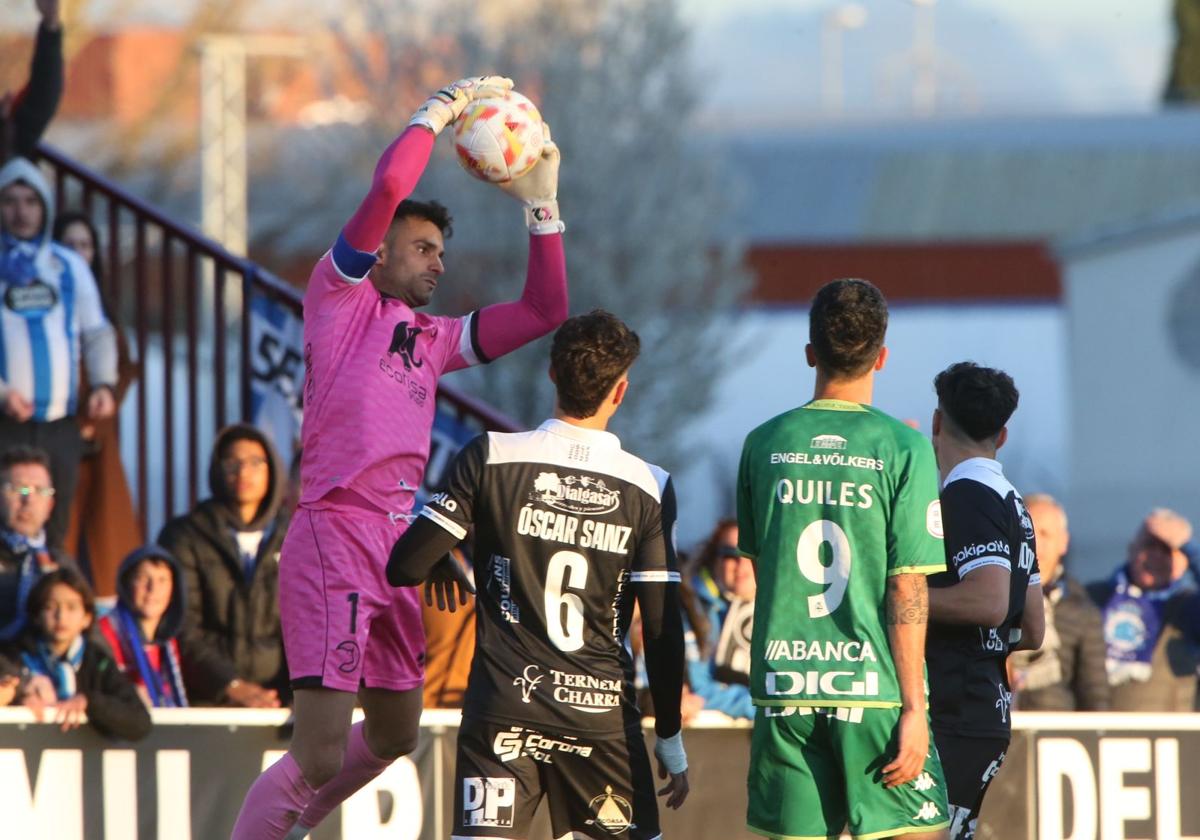 Salva de la Cruz atrapa un balón aéreo en el partido ante el Deportivo de La Coruña.