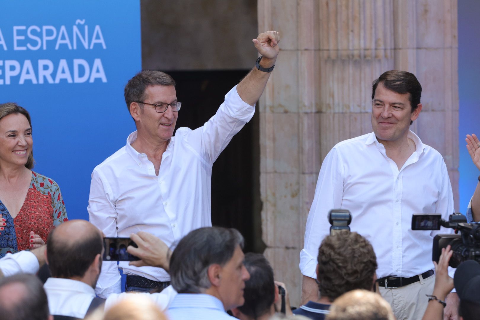 El presidente del Partido Popular, Alberto Núñez Fejóo, junto a presidente del Partido Popular de Castilla y León, Alfonso Fernández Mañueco, este domingo en Salamanca.