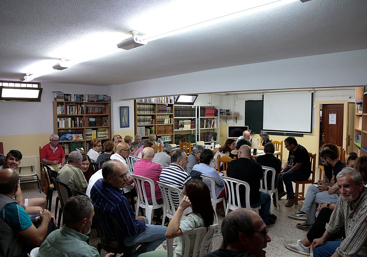 Los bajos de la parroquia de Buenos Aires han acogido durante toda la semana mesas redondas y actos vinculados al aniversario del barrio y las iniciativas nacidas en él.