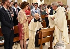 Pablo Alonso recibe la comunión del obispo de Salamanca.