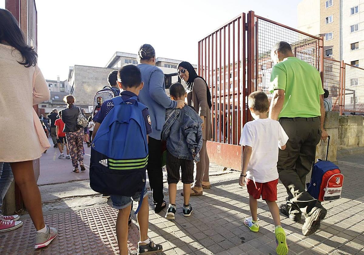 UGT Salamanca da «un suspenso general» a la Junta como nota final del curso escolar