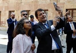 Alfonso Fernández Mañueco, presidente de la Junta de Castilla y León, junto a Julissa Reynoso, embajadora de Estados Unidos.