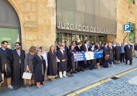 Un momento de la concentración ante el edificio de los juzgados de Salamanca.