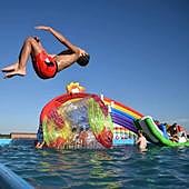 El mayor parque acuático hinchable de Castilla y León está a una hora de Salamanca