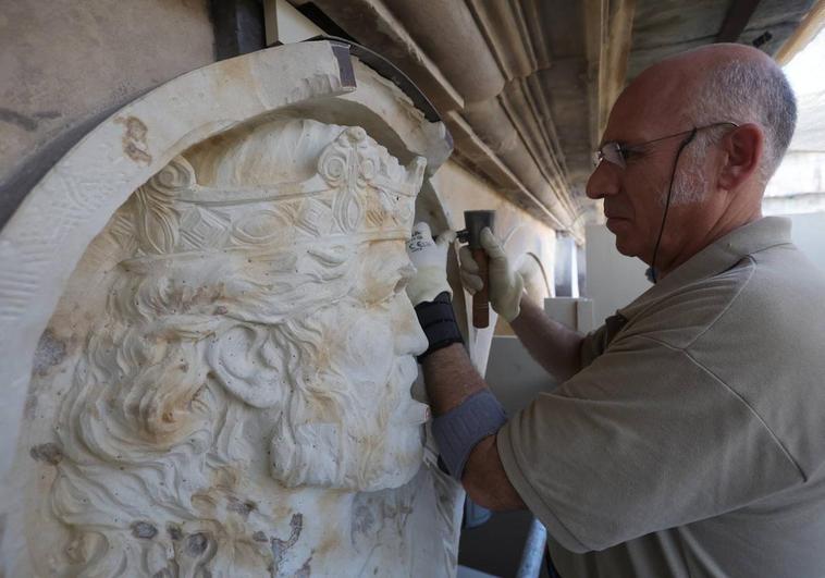 El escultor Óscar Alvariño y su talla de Alfonso IX.