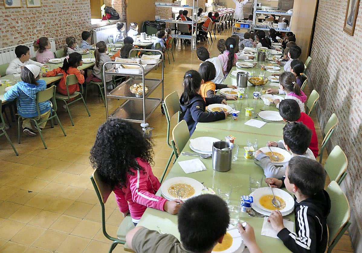 Niños en un comedor escolar.