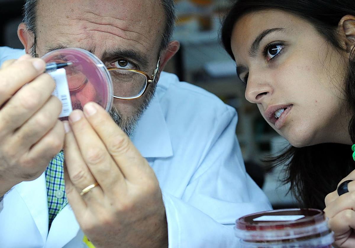 Imagen de archivo de una alumna en unas prácticas en un hospital.