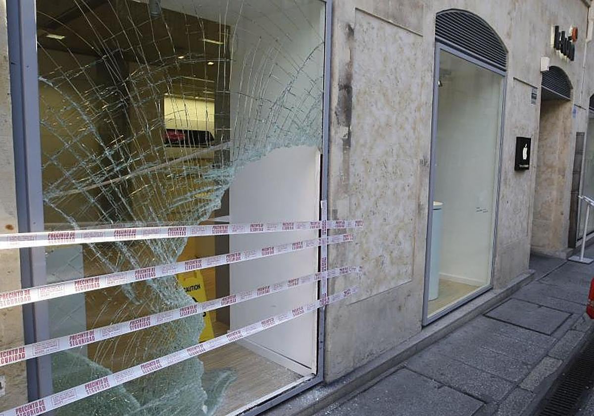 Imagen de archivo de un comercio con una luna rota en Salamanca.