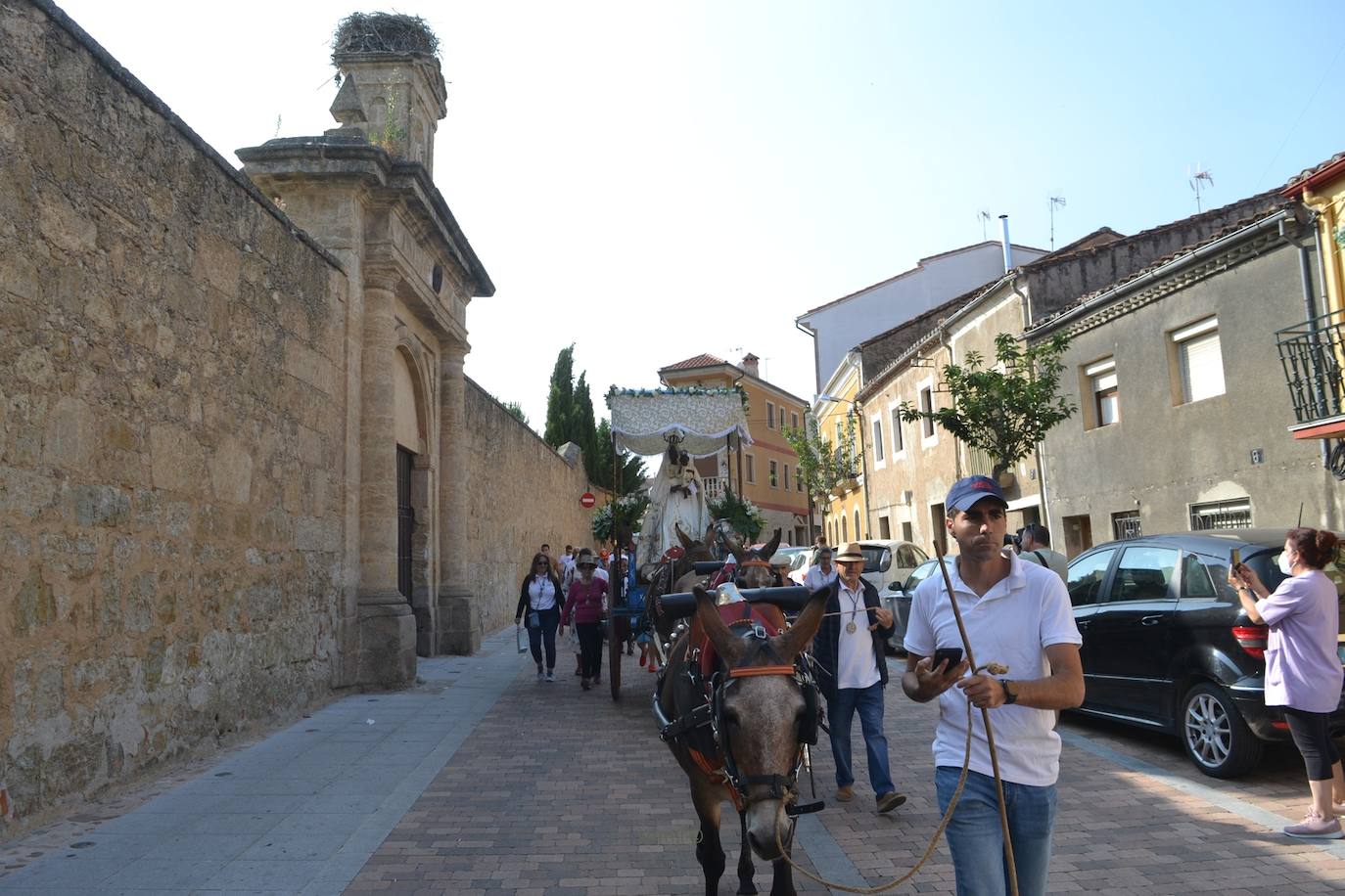 Imagen principal - Ciudad Rodrigo cumple con la tradición y los romeros ya caminan hacia la Peña de Francia