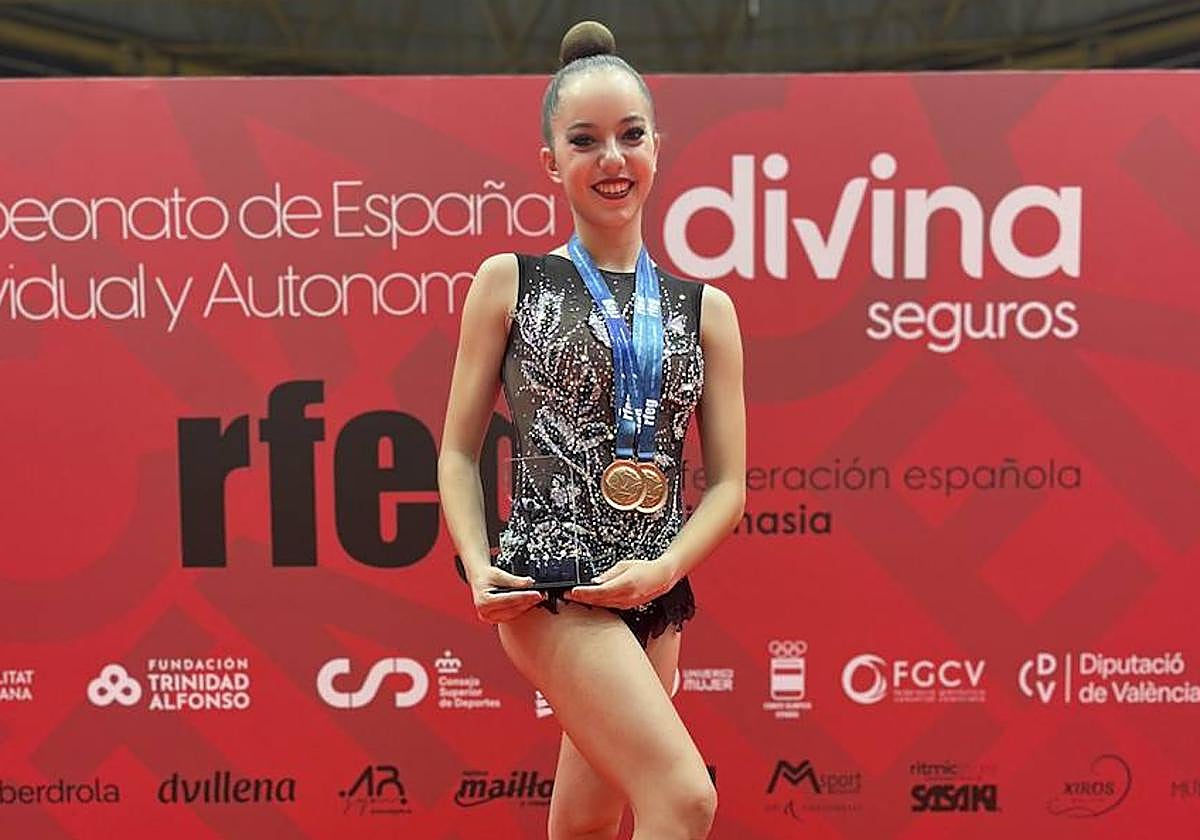 La salmantina Carla Yánez posando con los trofeos conseguidos en el Campeonato de España individual y autonomías de gimnasia rítmica.