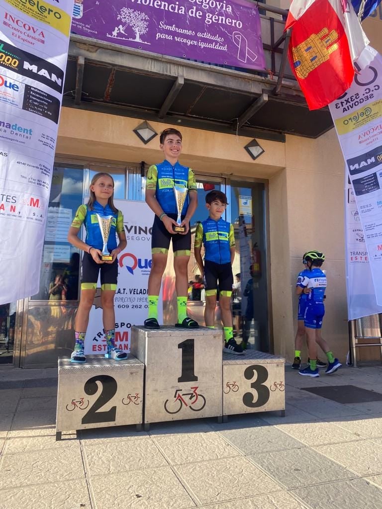 Imagen secundaria 1 - La salmantina Vega Iglesias se proclama campeona en los nacionales escolares de ciclismo