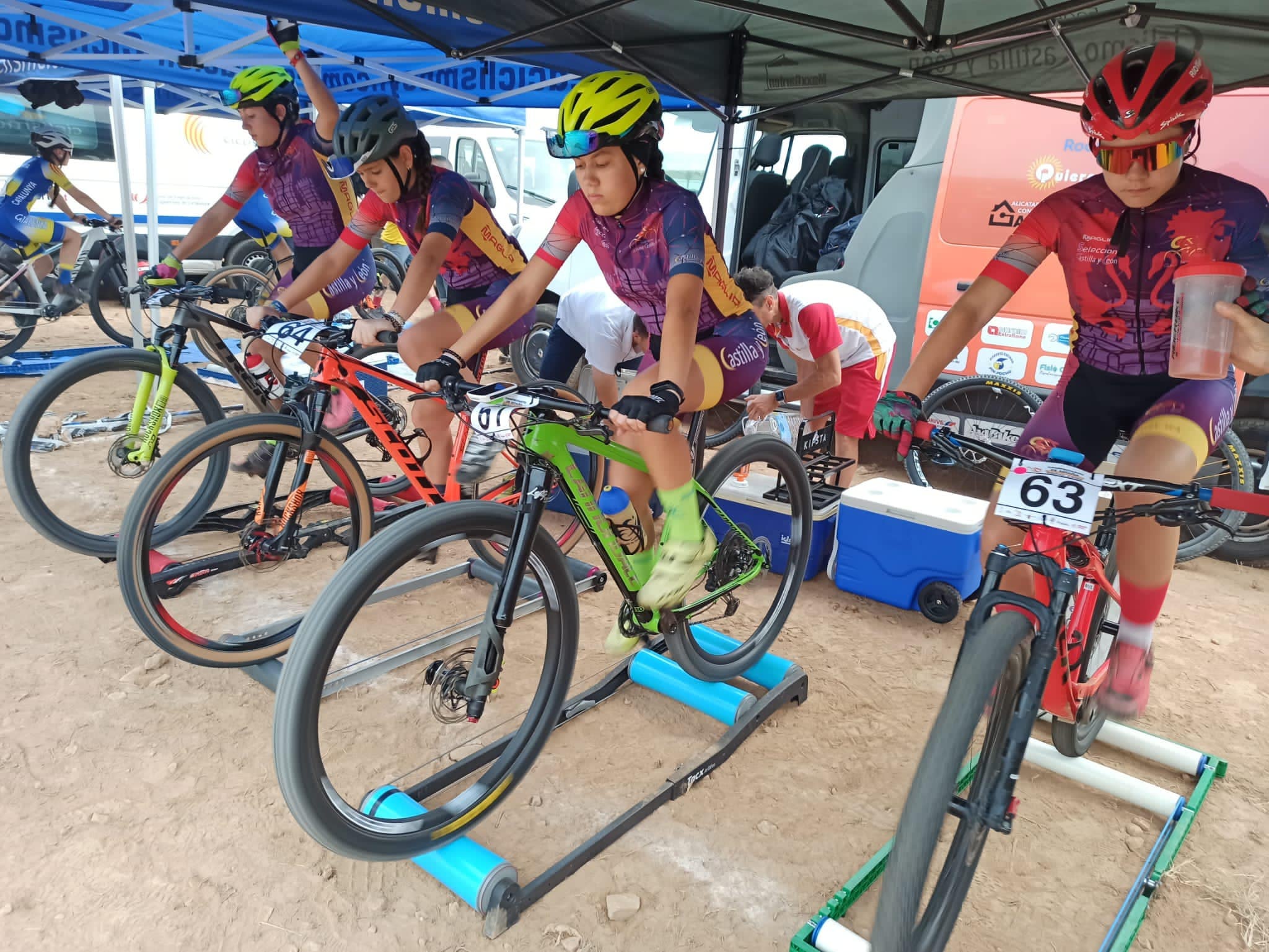 Imagen principal - La salmantina Vega Iglesias se proclama campeona en los nacionales escolares de ciclismo