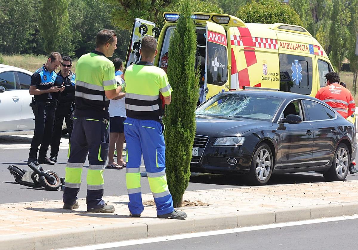 Imagen de accidente entre un turismo y un patinete en la Avenida de Carbajosa.
