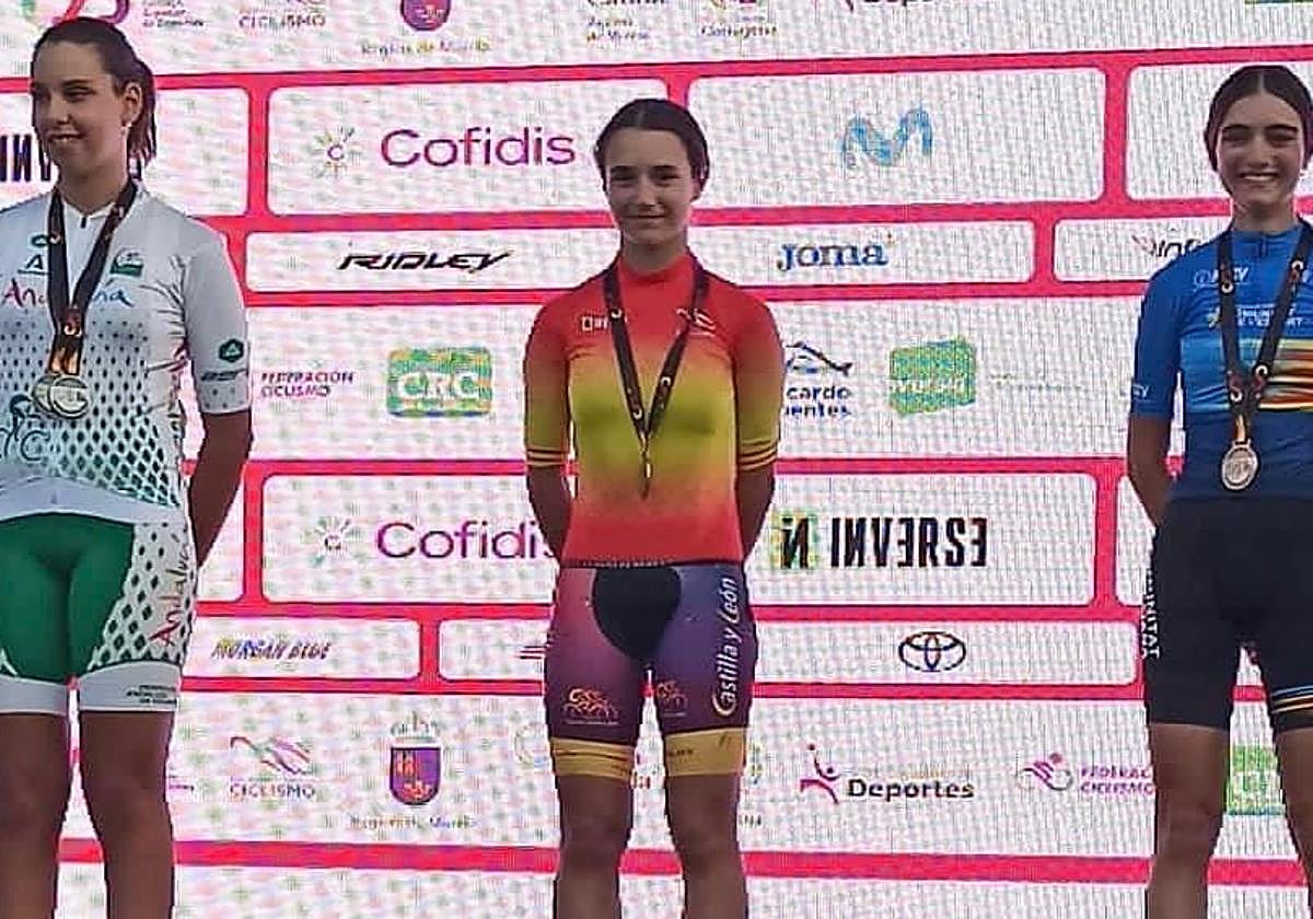 Vega Iglesias (centro) en el podio de los Campeonatos de España.