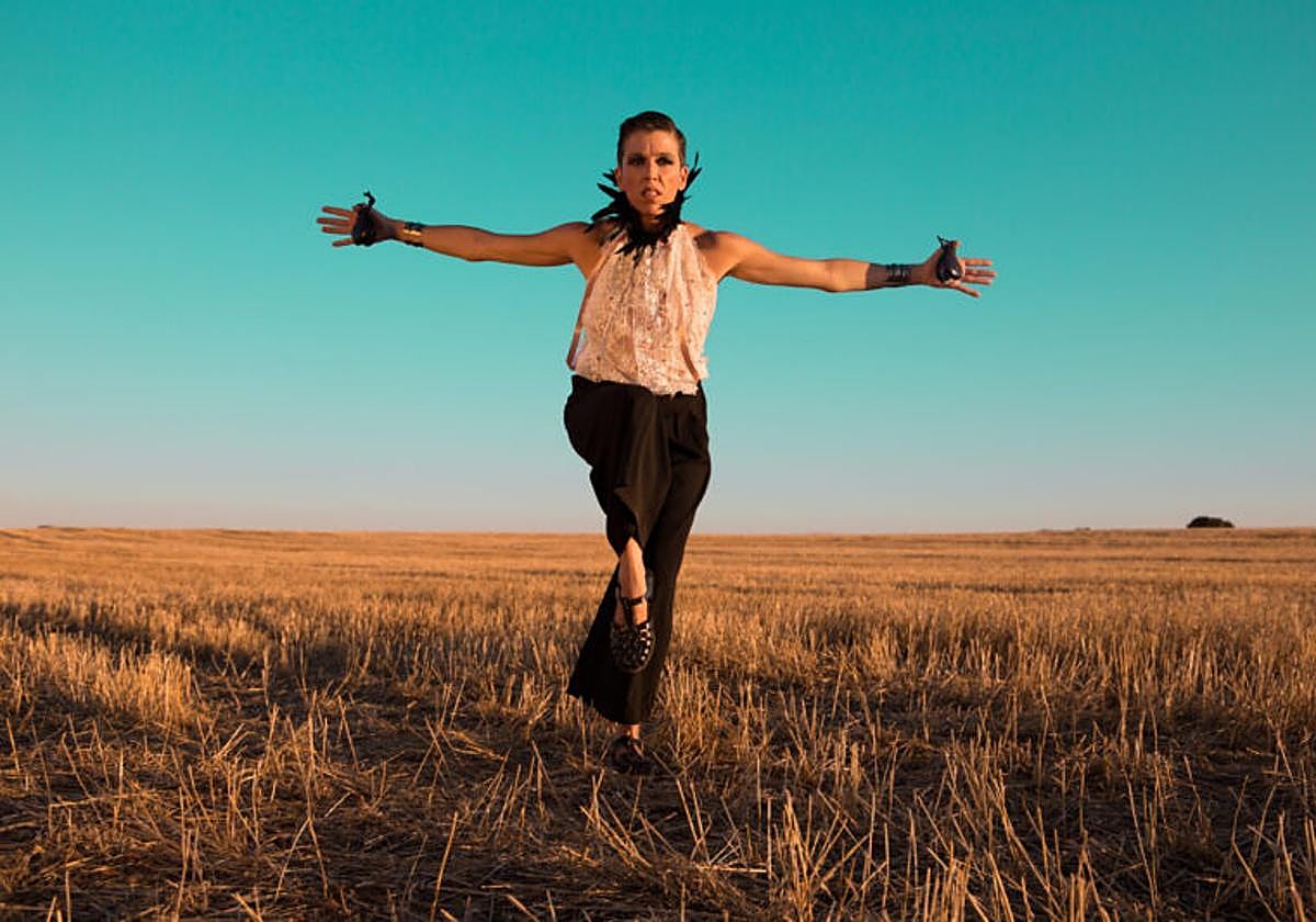 Karmento cuenta historias atemporales a través de su música enriqueciéndola con el folclore y la música tradicional.