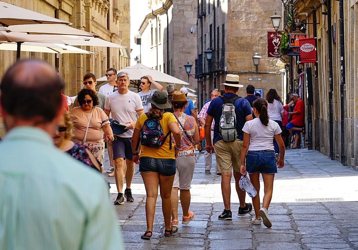 Turistas y viandantes en un día de verano en Salamanca.