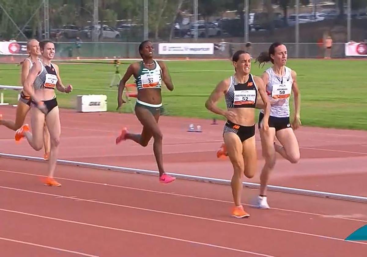 Lorena Martín, primera por la izquierda, en el esprint final de la prueba.