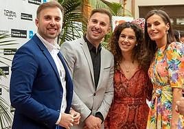 Los hermanos Herráez junto a la Reina Letizia.
