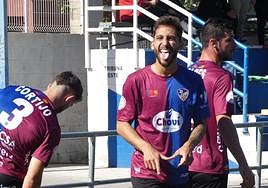 Álvaro Gómez celebra un gol de la UD Alzira.
