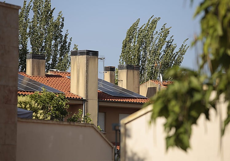 Imagen principal - Los propietarios de placas solares destacan el importante ahorro que les supone en sus facturas y que la instalación es rápida y no requiere demasiados aparatos ni complicaciones 