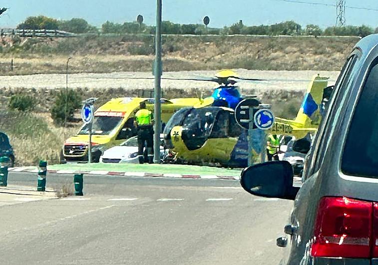 Vehículo accidentado y medios de emergencias en el lugar.