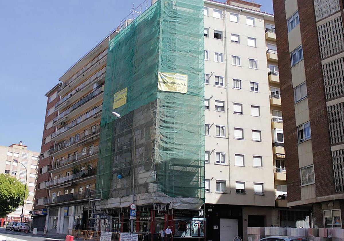 Un edificio salmantino en reforma, en una imagen de archivo.