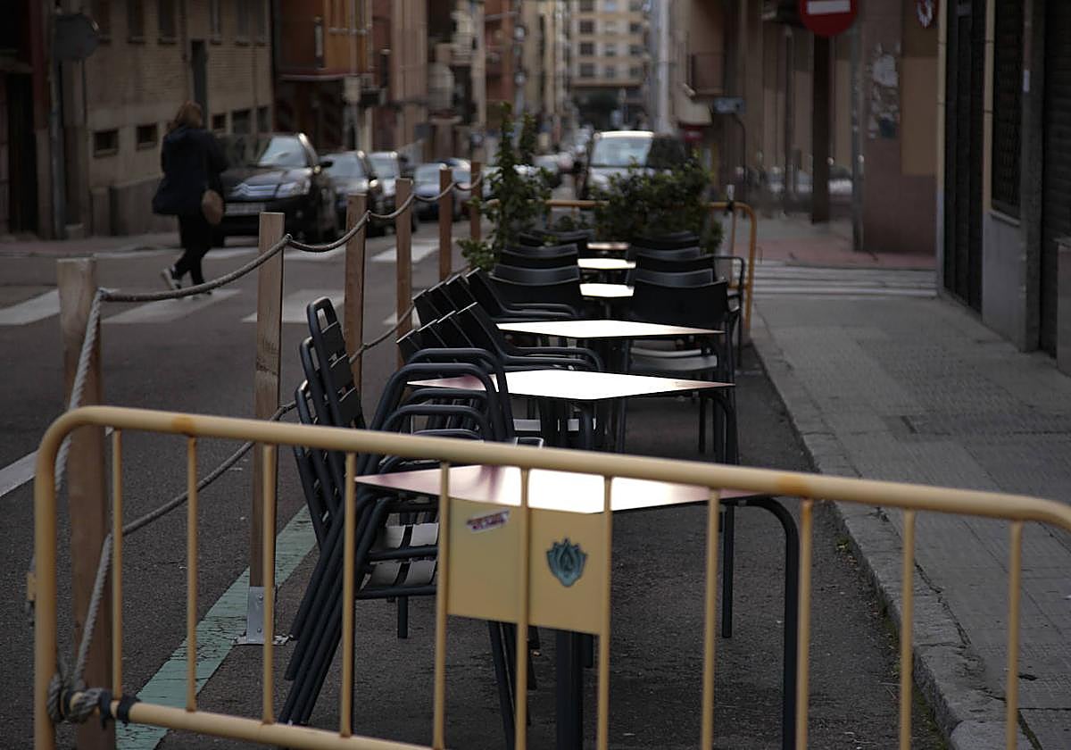 Terrazas instaladas en la calzada en Van Dyck durante la pandeia.