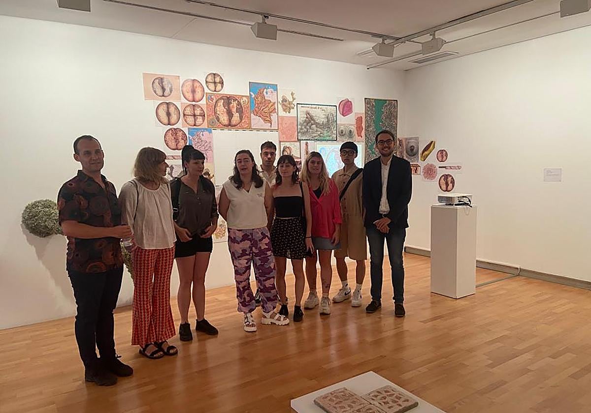 Algunos de los diecisiete artistas que participan en la exposición.