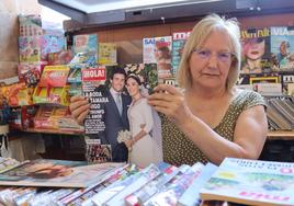 Dori Martín, quiosquera de la Plaza Mayor posando con un ejemplar de la revista 'Hola'.
