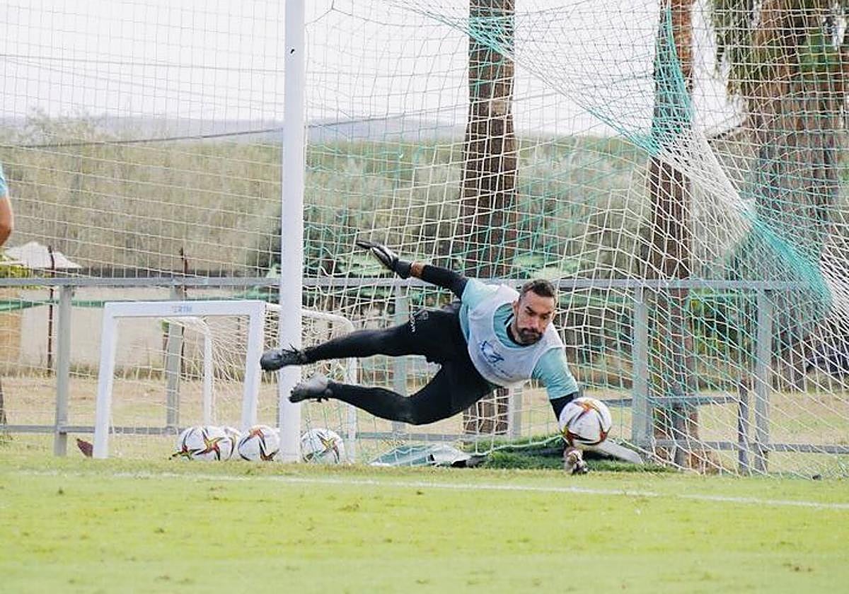 Felipe Ramos deteniendo un balón en un entrenamiento.