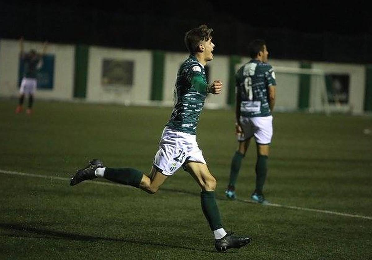 Adrián Pica con el CD Guijuelo en la temporada 2021/2022.