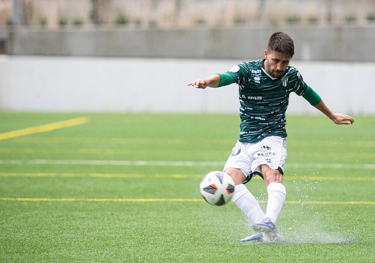 Cristóbal Gil desplazando un balón en un partido de la pasada campaña.