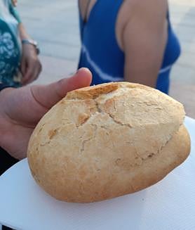 Imagen secundaria 2 - Unión Por la Ganadería reparte 2.000 hamburguesas gratuitas y reivindicativas entre los salmantinos