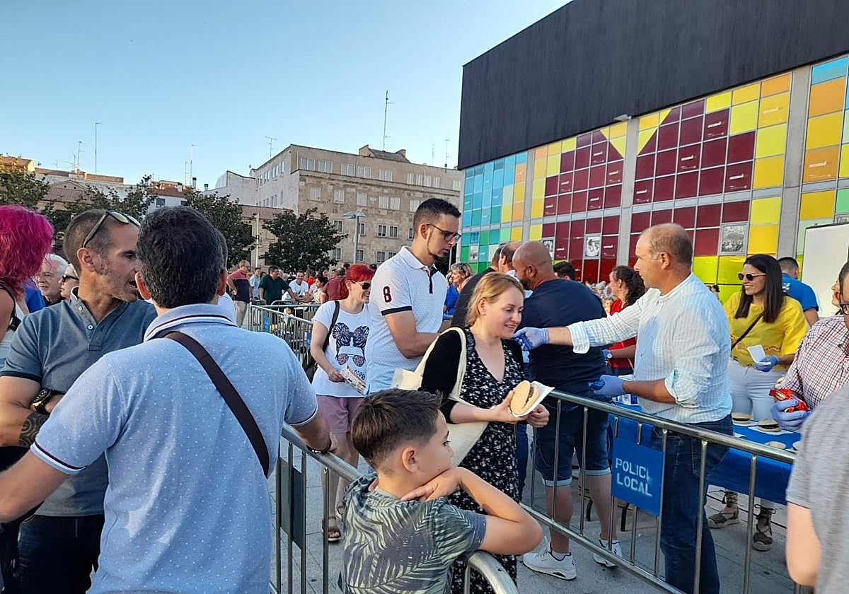 Un momento del reparto de las hamburguesas.