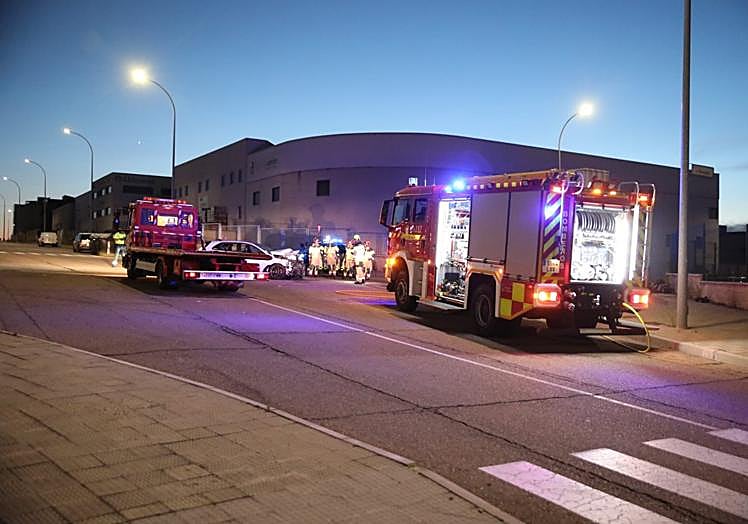 Imagen principal - Un autobús acaba volcado tras chocar con un turismo en el polígono El Montalvo