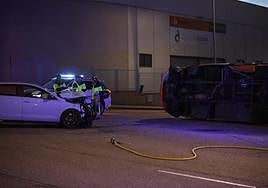 Imagen del turismo implicado en el accidente y el autobús volcado.